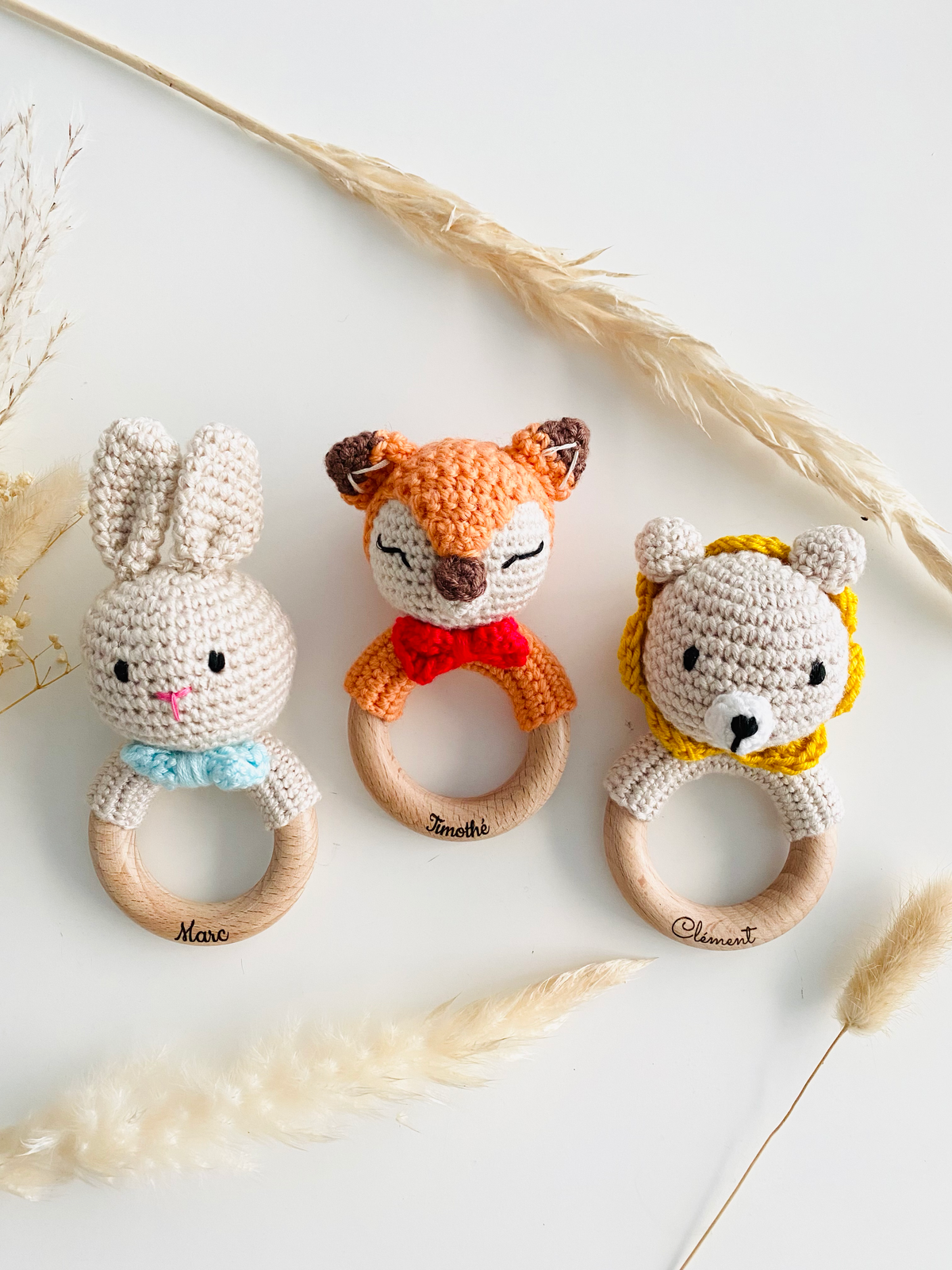 Crochet rattle for babies : Yellow and white lion