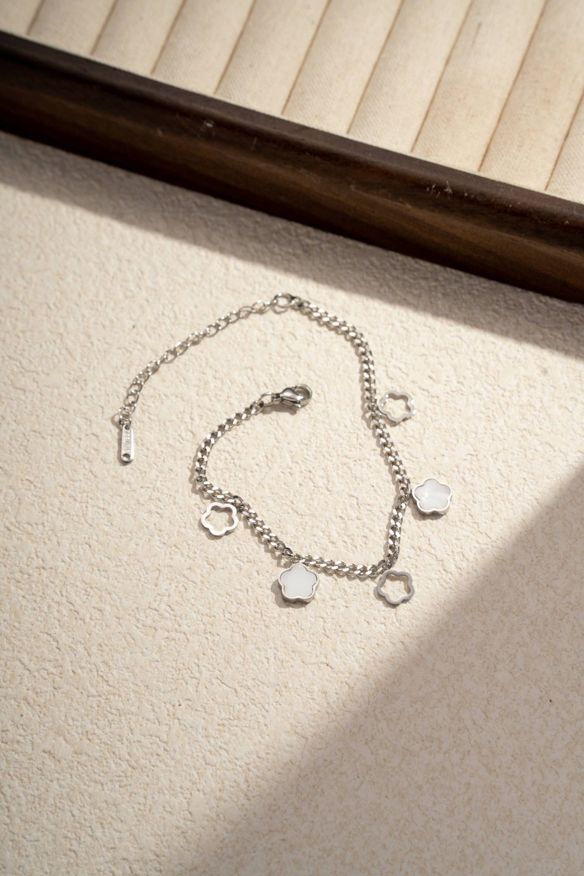 Stainless steel clover charm bracelet: Yellow gold