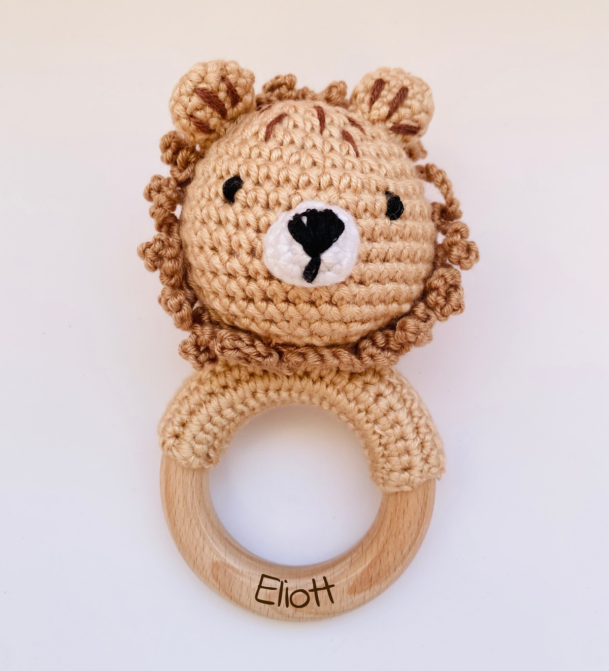 Crochet rattle for babies : Yellow and white lion